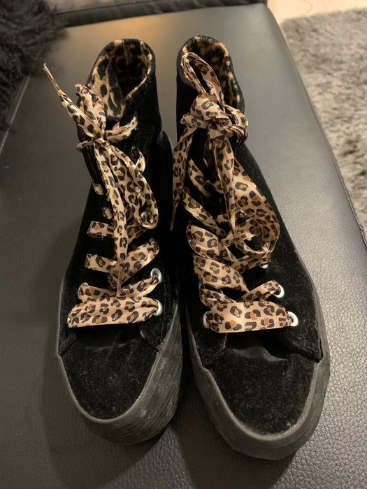 Ténis pretos em veludo