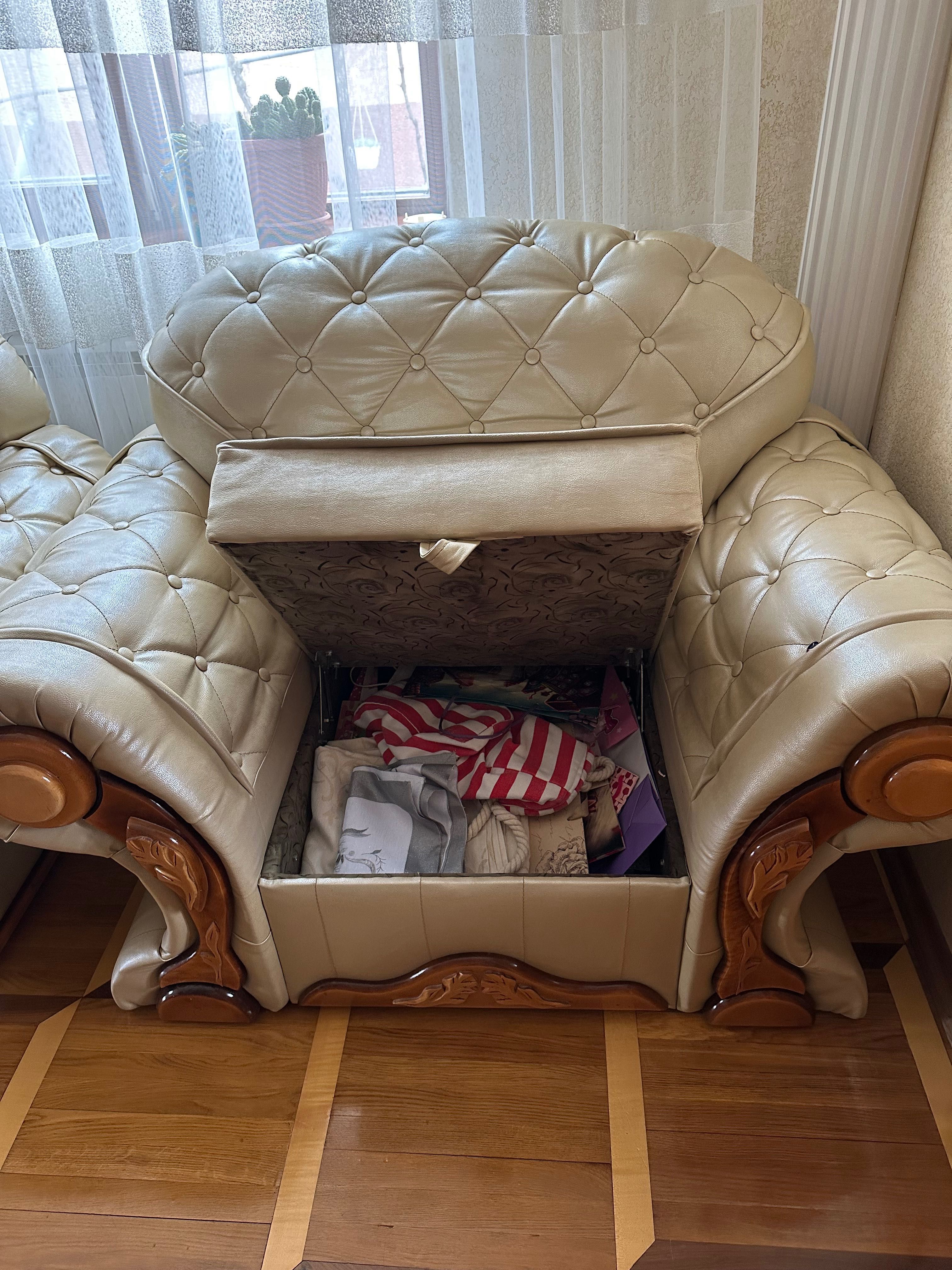 Продам диван і крісла