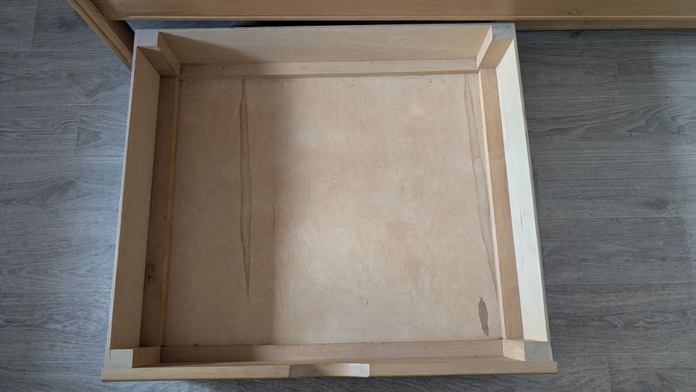 Двоповерхове дерев'яне ліжко