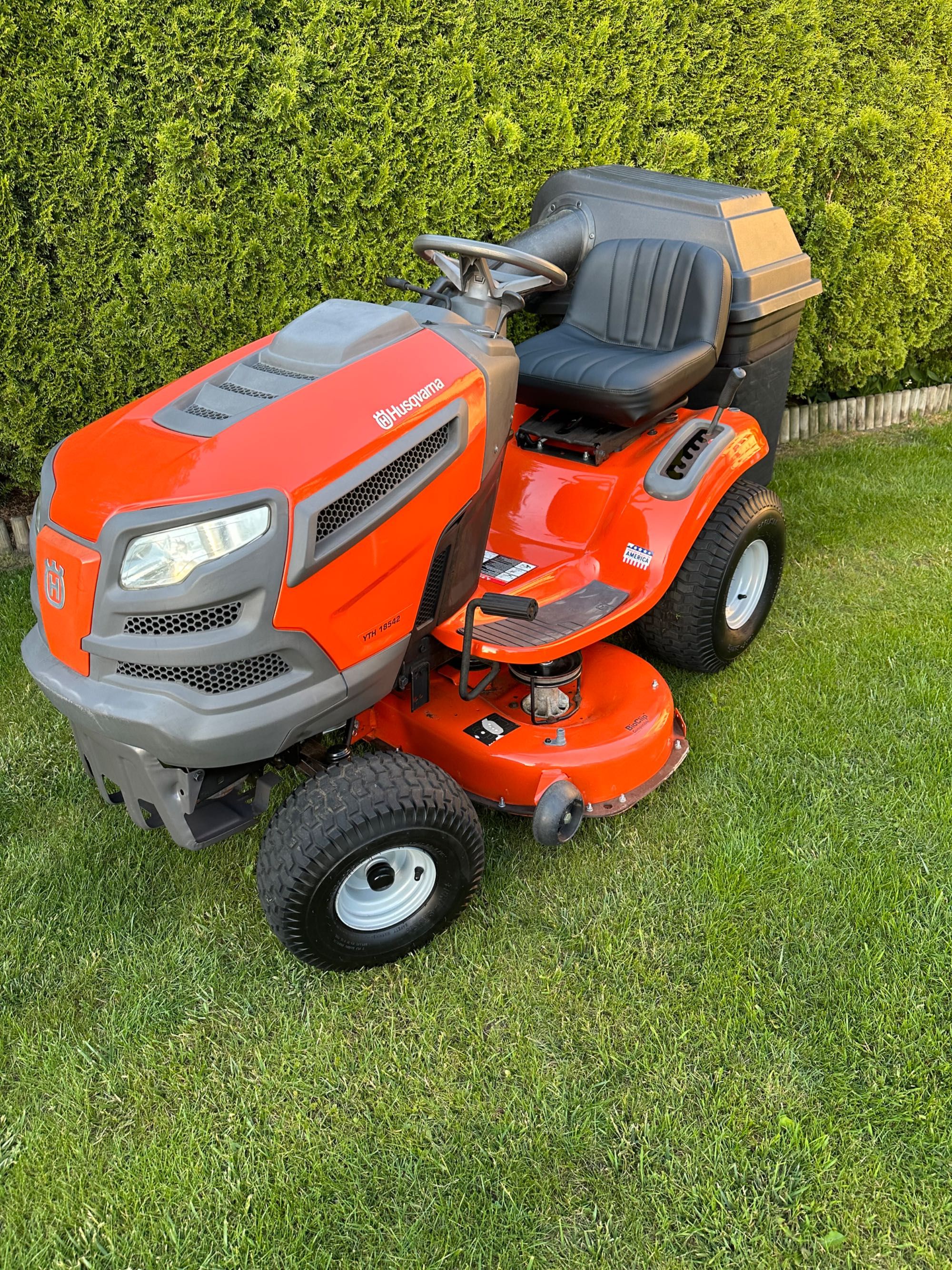 Kosiarka Traktorek Husqvarna YTH 18542, kpl  z koszami, 2021r
