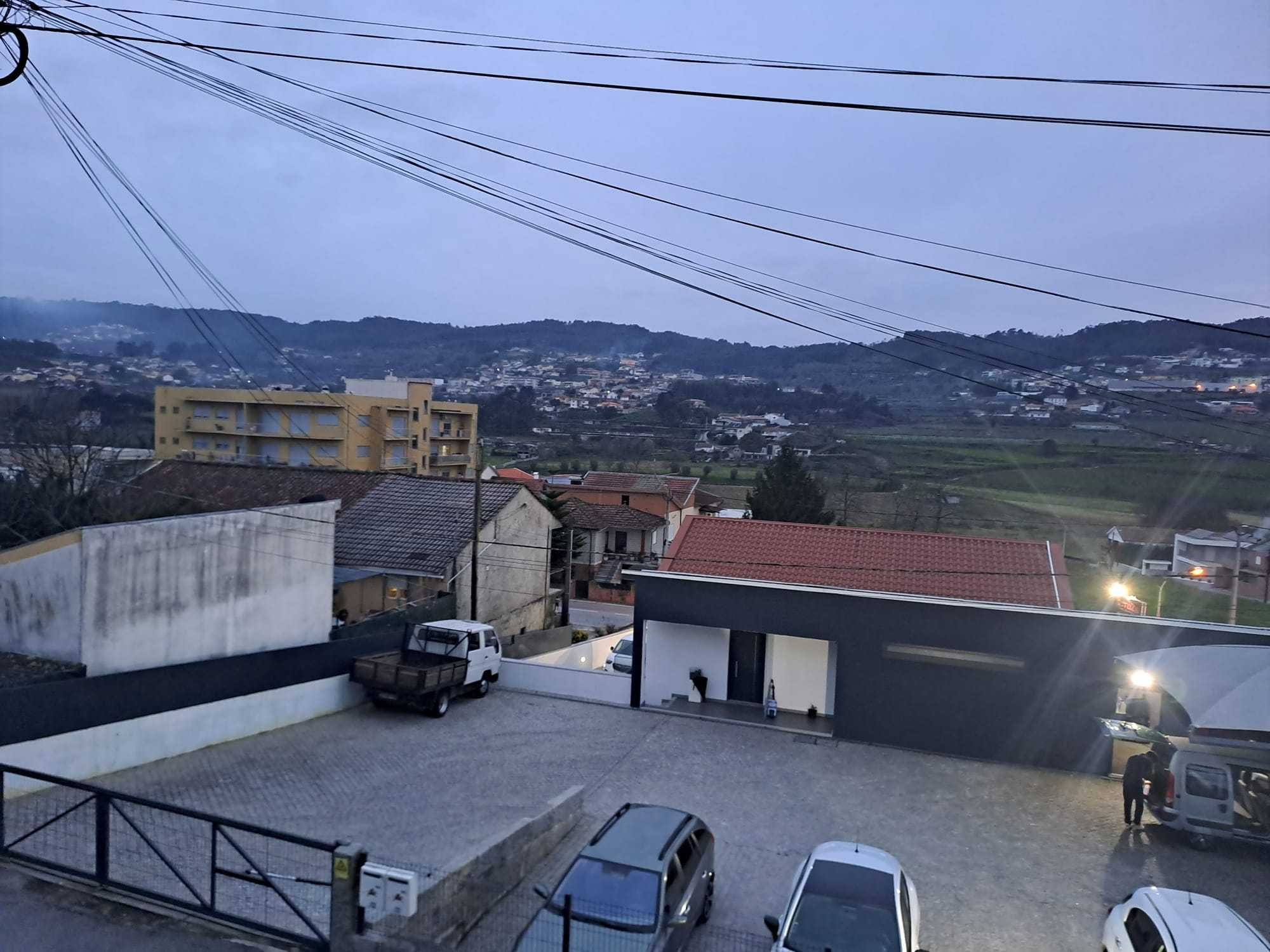 Moradia T3 em pedra azul junto a estrada Termas de S. Vicente-Penafiel