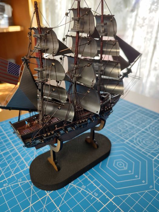 USS Constitution gotowy metalowy model Piececool 21 cm + gablota