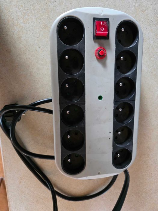 Listwa 12 gniazdkowa- wraz z zabezpieczeniem przed przeciążeniami