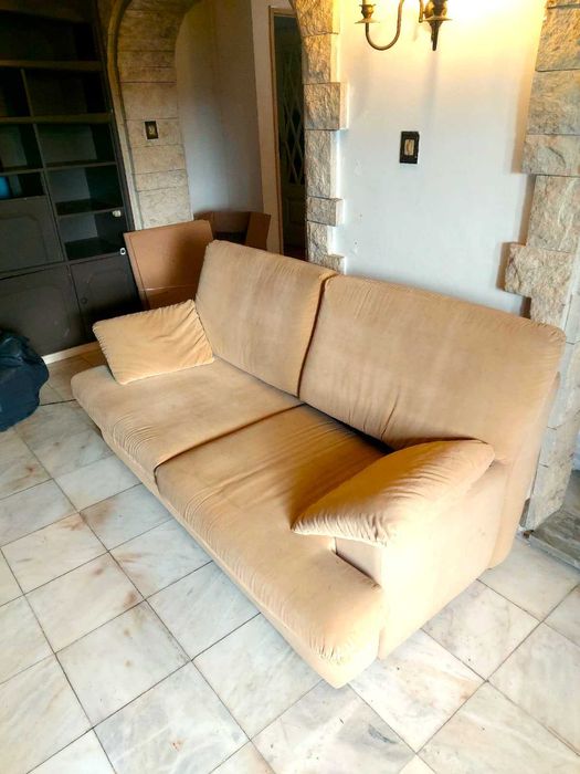 Sofá-cama amarelo-torrado.