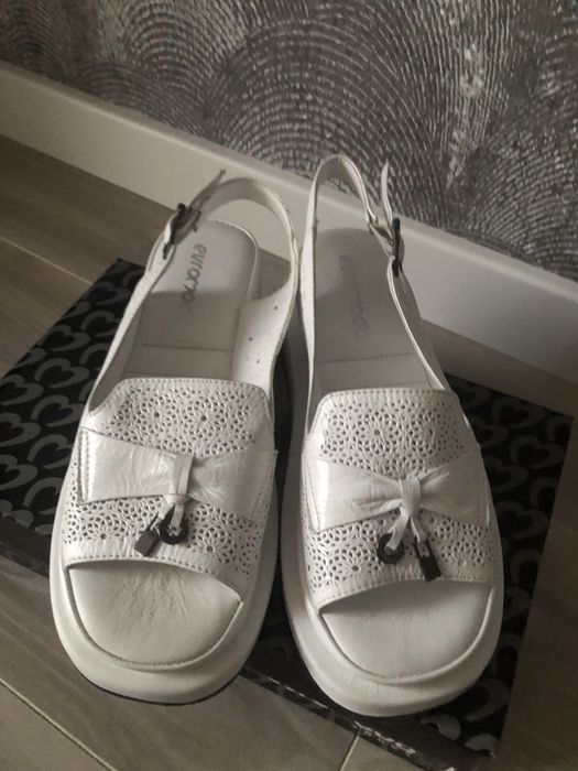 Босоніжки нові шкіряні