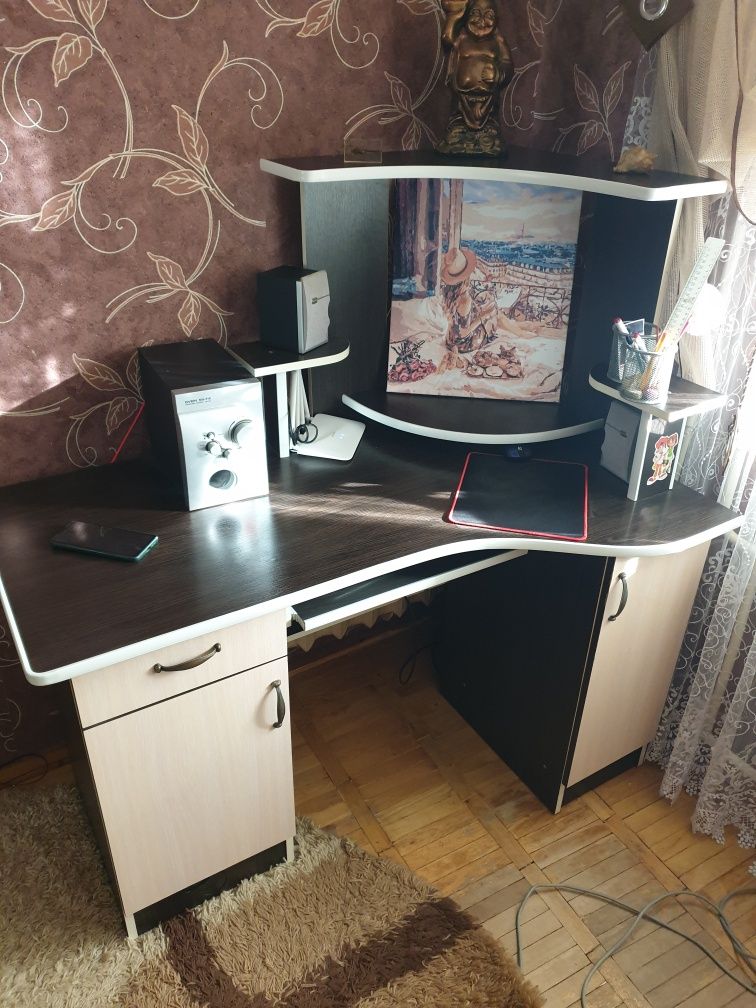 Продам комп'ютерний стіл в хорошому стані