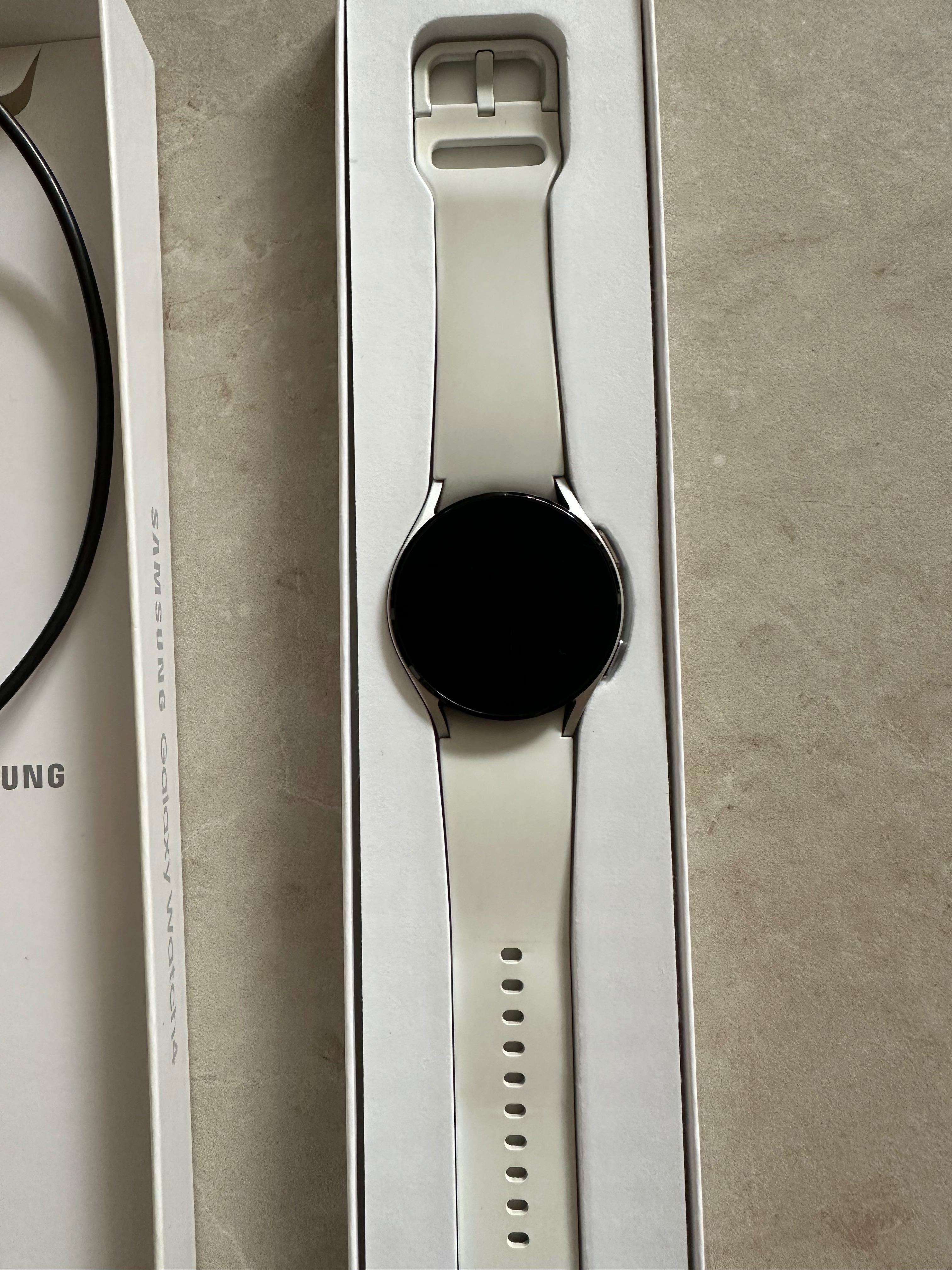 Galaxy Watch 4 Samsung білі