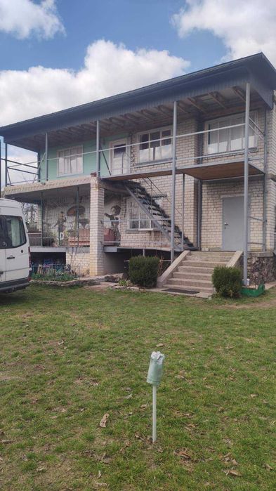 Продаж будинку в мальовничому місці біля водойми з гарним краєвидом