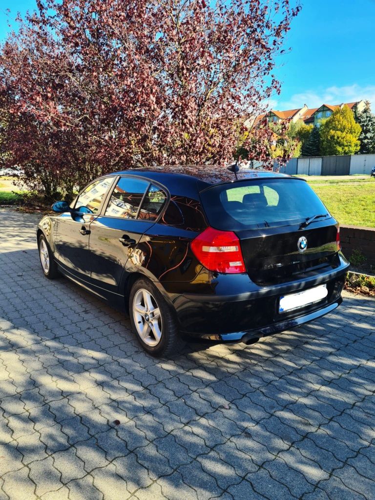 BMW seria 1 czarna 116i 2009 5 drzwi e87