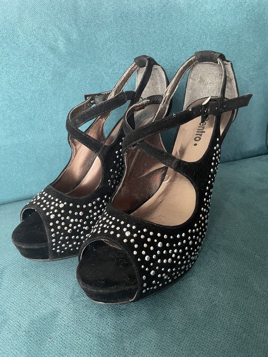 Buty na obcasie z ćwiekami