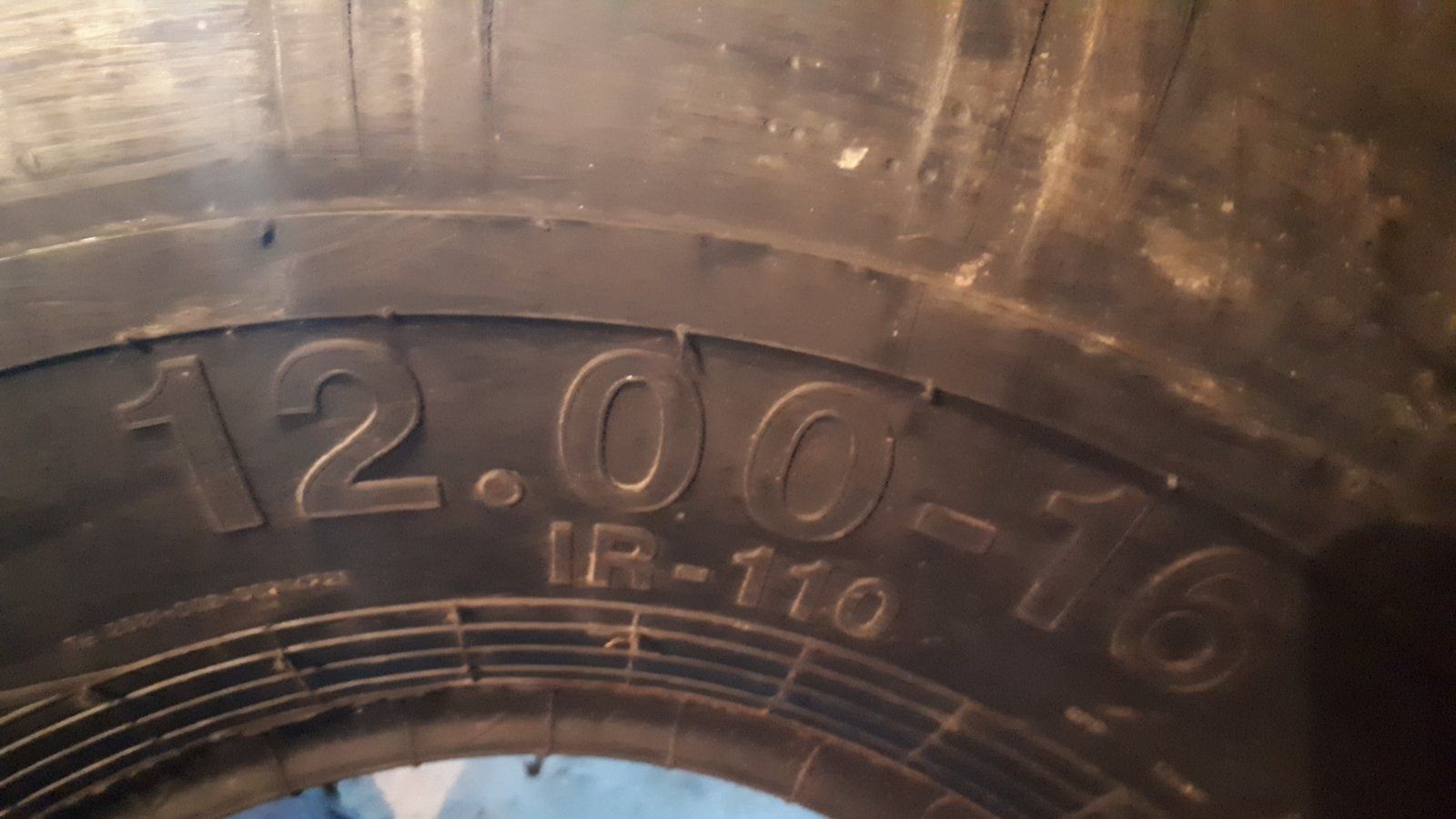 Шина 12 х 16,   марки   IR--110.  С камерой.  Производства Россия .