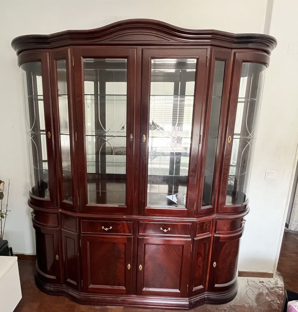 Vitrine castanha envernizada