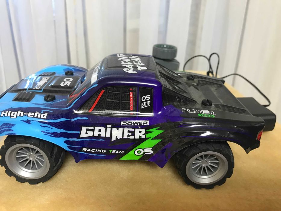 Машинка на радиоуправлении (аккумулятор, пульт, зарядка)