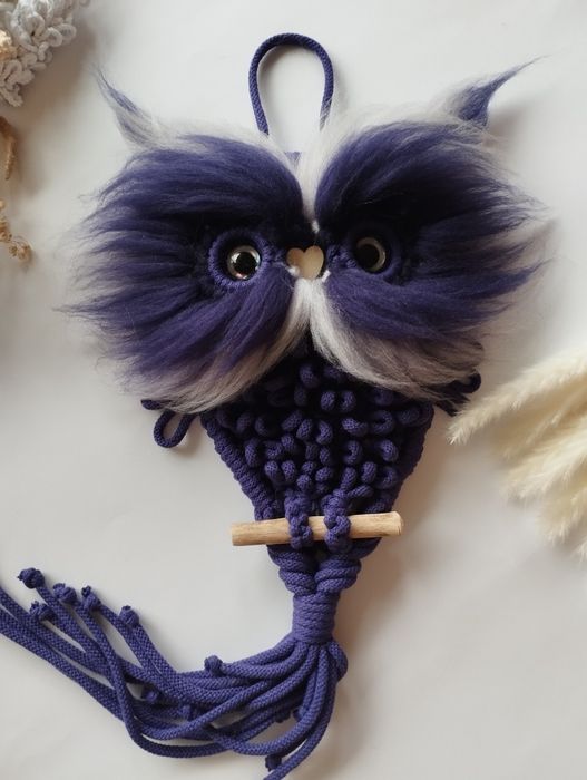 Sowa z wełną czesankowa wykonana metodą makramy