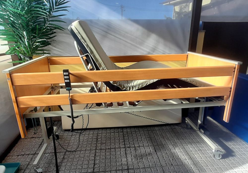 Cama articulada elétrica e elevatória hospitalar