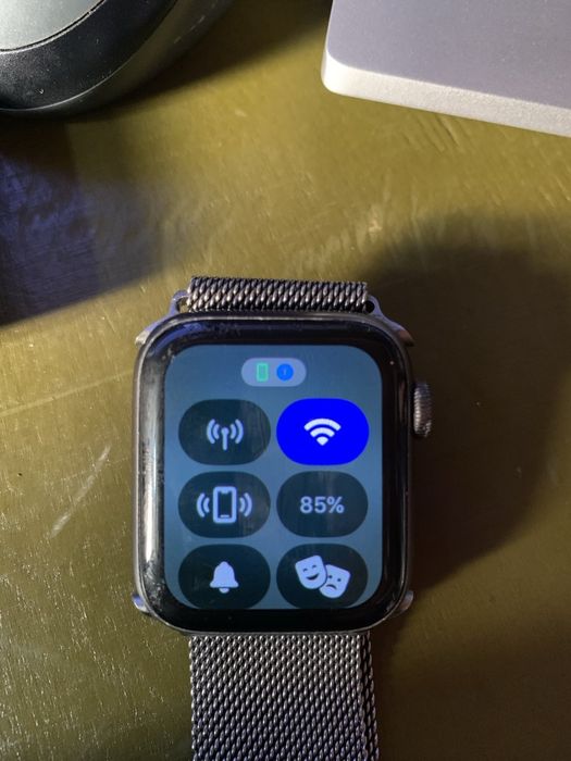 Продам Apple watch серия 5 ,40 мм .