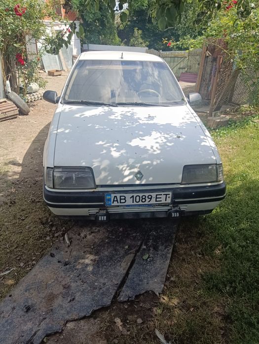 Автомобіль Рено 19