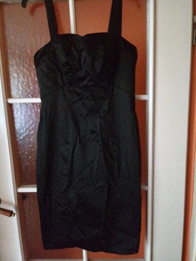 Czarna klasyczna sukienka.