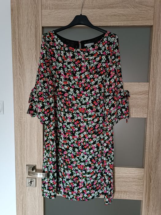 Sukienka czarna w kwiaty H&M 38 M 
Długość całkowita 90
Szerokość pod