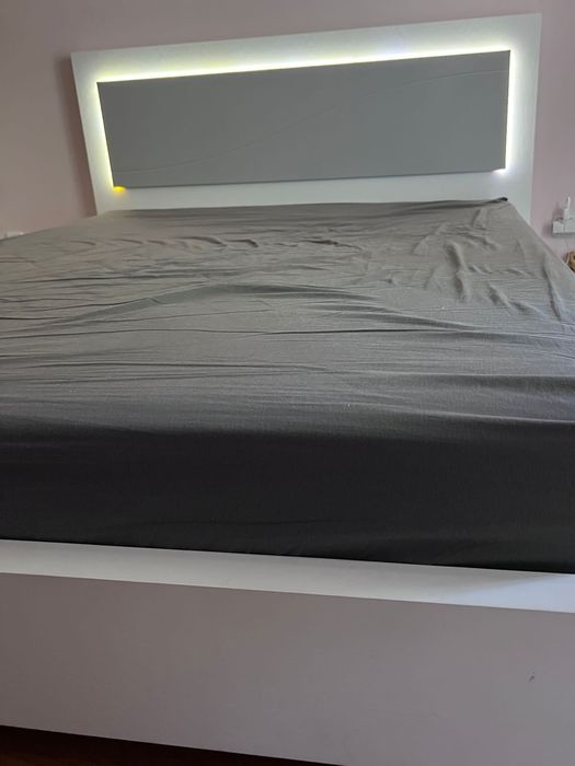 Quarto com cama como nova 160 por 190 e duas mesas de cabeceira. Como novo ficou grande no quarto