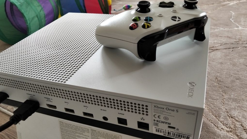 Xbox one S 1tb + pad+ gra FIFA 19