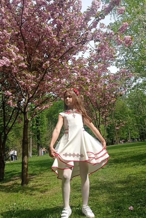 Продам вишиванку плаття + піджачок 128см, є ще вишиванка.134см.+