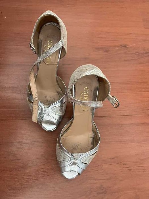 Sapatos altos, cor prata, número 37