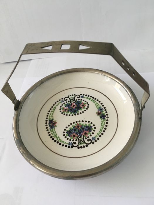 Taça em porcelana com pega metálica, cerca1940/50