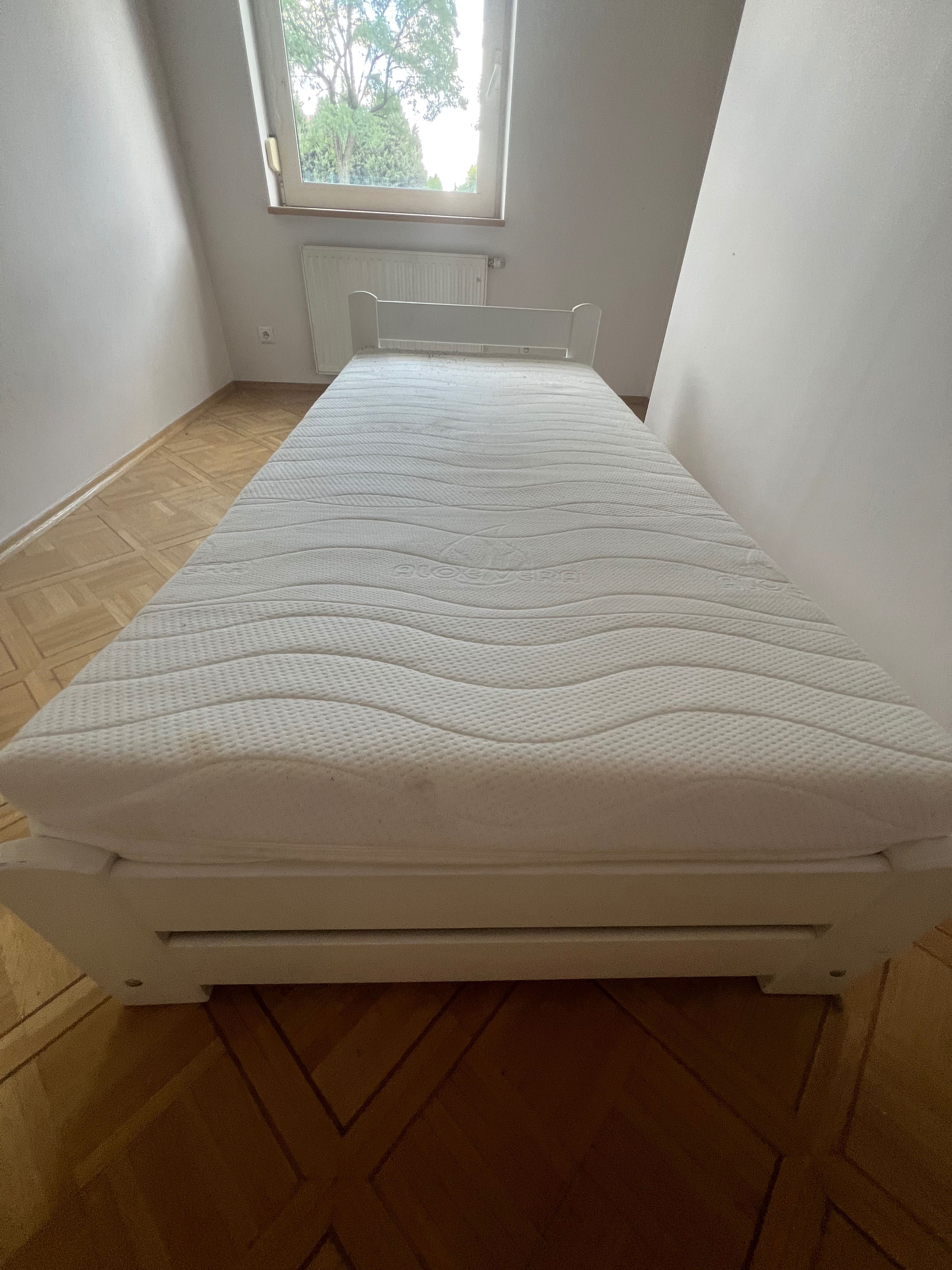 Łóżko dziecięce z pojemnikiem i materacem