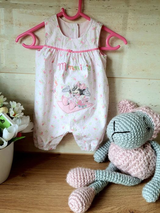 Kombinezon rampers haftowany w kwiatuszki z Myszką Minnie 56cm