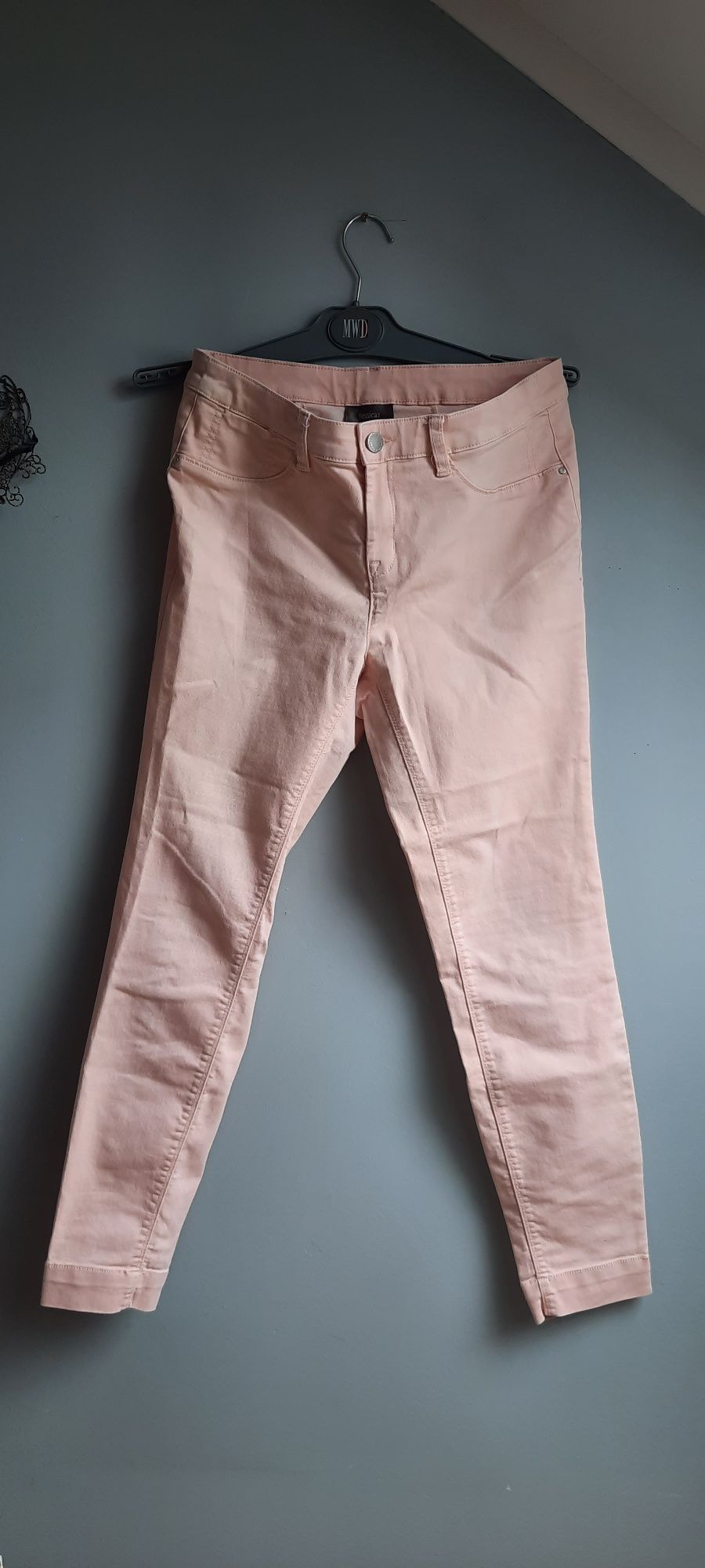 Pudrowo różowe jeansy C&A