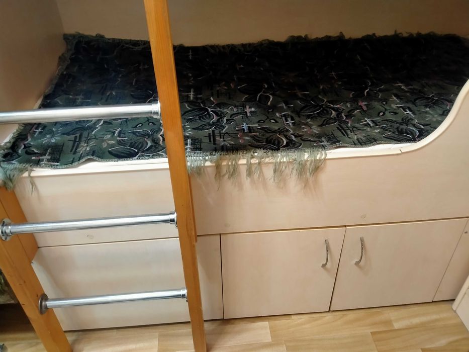 Продам кровать  деревянную двухъярусную