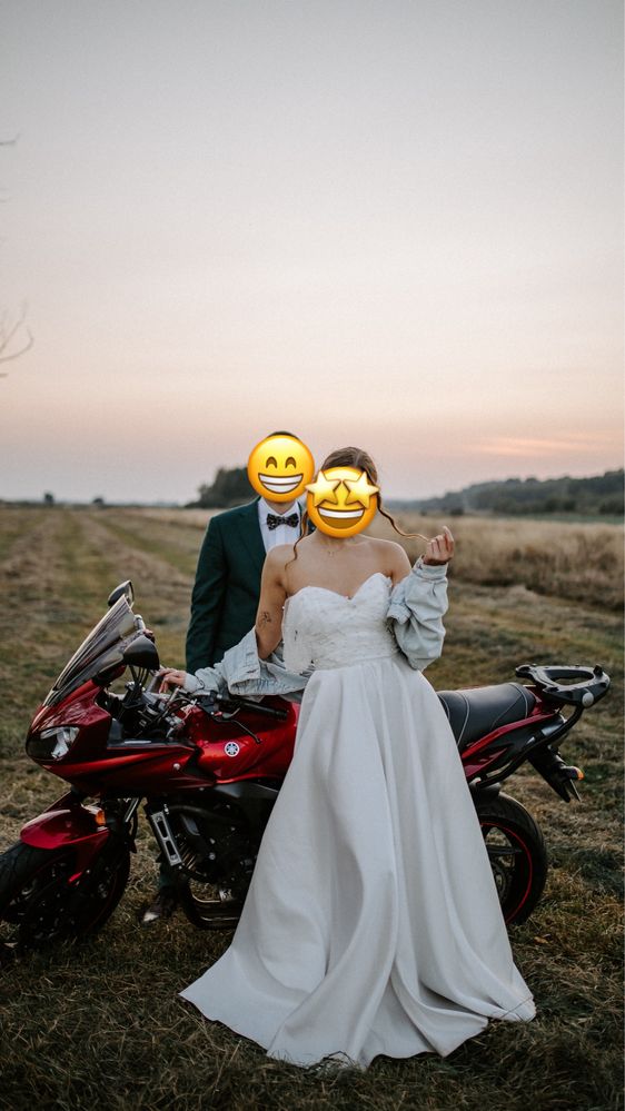 Suknia slubna ze zdobieniem na gorze