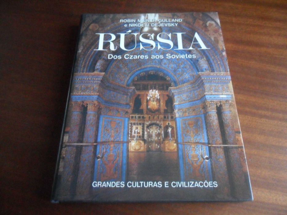 "Rússia: Dos Czares aos Sovietes" de Robin Milner Gulland e N Dejevsky