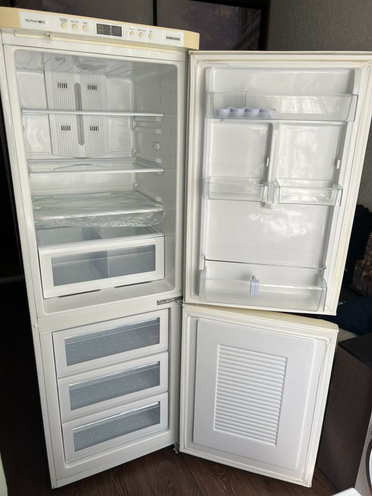 Продам холодильник Samsung RL33EASW в хорошем состоянии