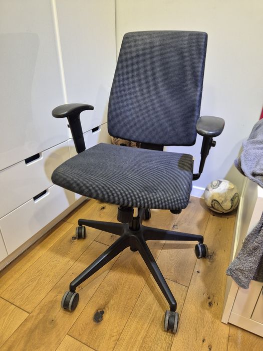 Fotel biurowy do pracy przy komputerze grafitowy obracany