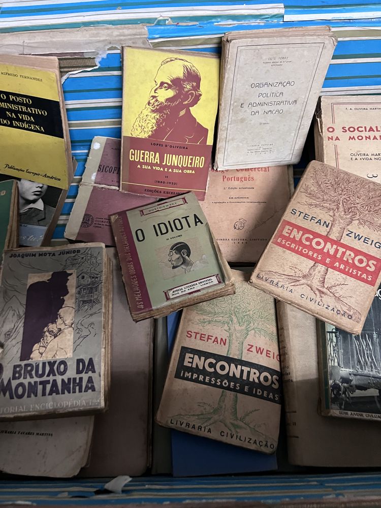 Livros vários com varios anos