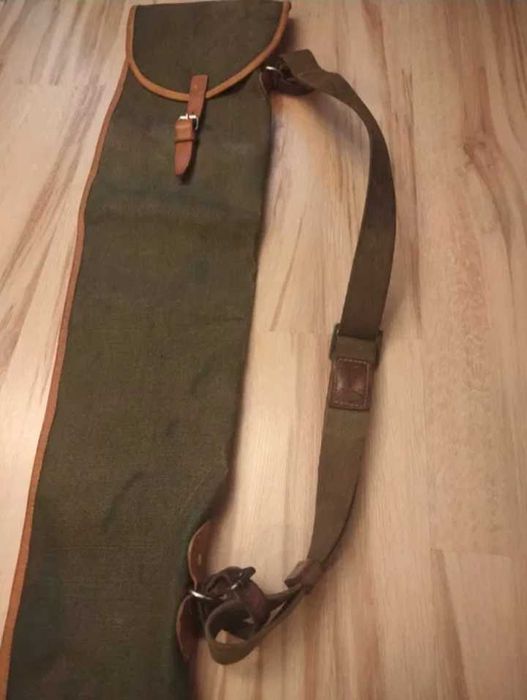 Parciany pokrowiec na wiatrówkę z  wyściółką i paskiem.