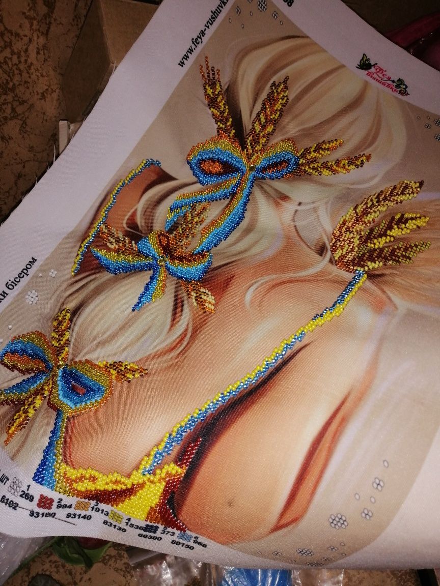 Картина бисером "Дівчина українка", ручная работа вышивка Украина