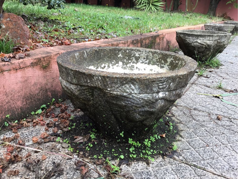 Vasos em pedra usados em bom estado