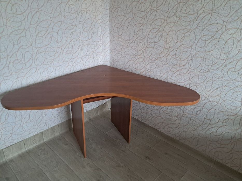 Кутовий комп'ютерний стіл