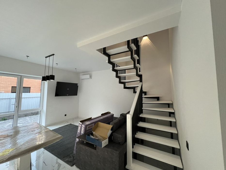 Здається Шикарний Таунхаус на Весняному перша здача.