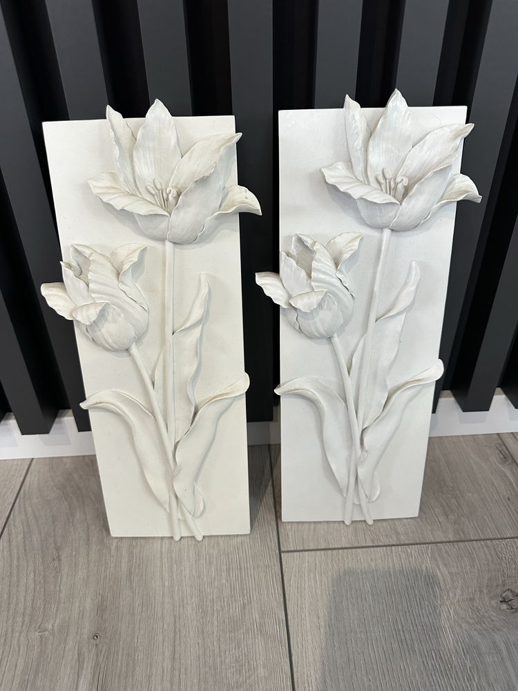 Dwa obrazy płaskorzeźby z gipsu tulipany