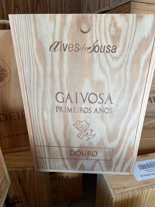 Caixas madeira de várias marcas vinho