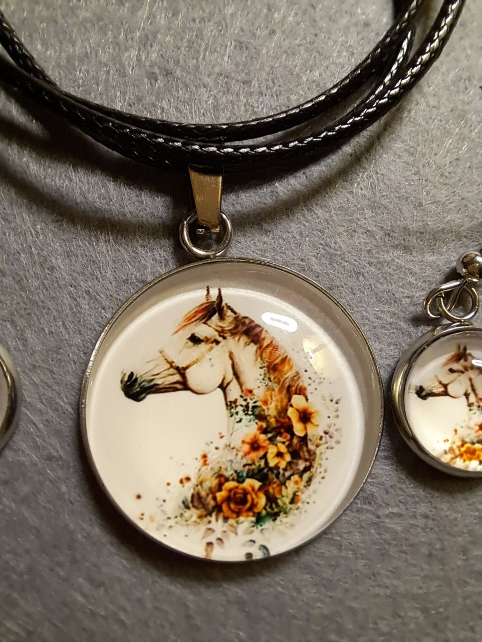 Piękny komplecik biżuterii z koniem