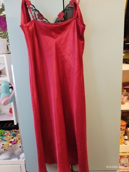 Czerwona halka z czarną koronką M