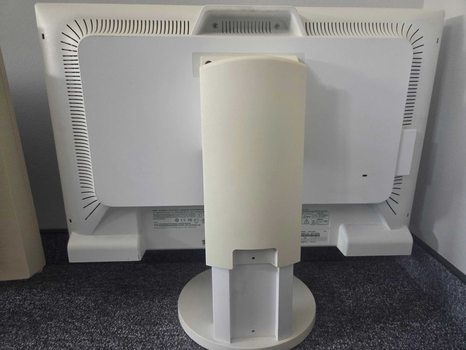 3 monitory NEC MultiSync EA241WM 1920 × 1200 (WUXGA)
