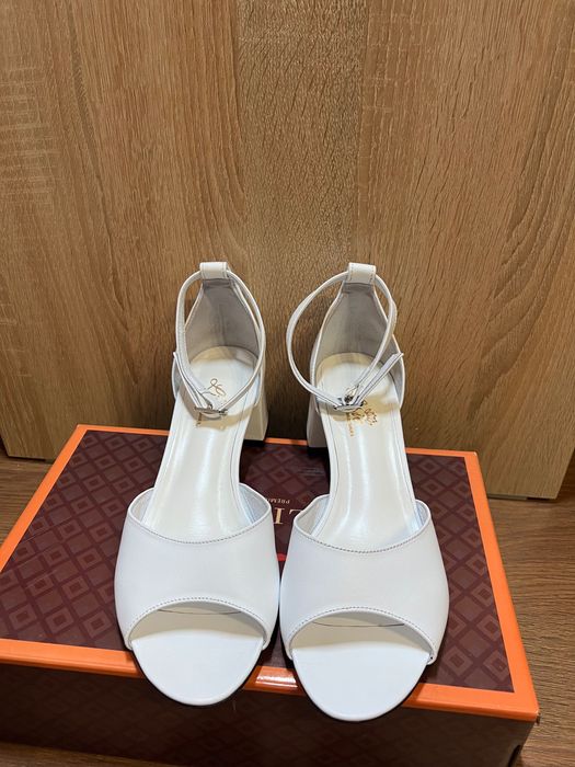 Туфлі жіночі на низькому каблуку