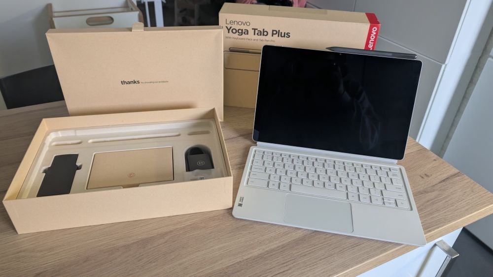 Tablet Lenovo Yoga Tab Plus 12.7 z klawiaturą i rysikiem