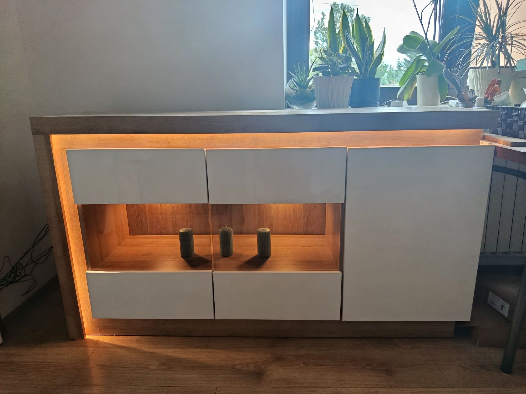 Komoda z oświetleniem LED
